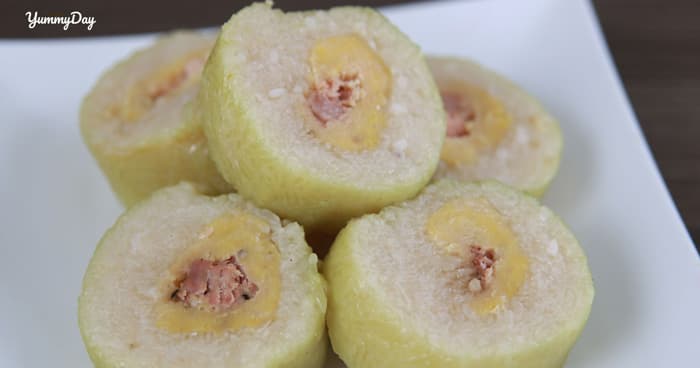 Bánh tét dẻo thơm nhân đậu béo mềm hòa cùng trứng muối