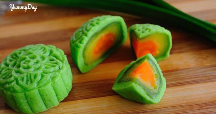 Cách làm bánh trung thu nhân đậu xanh trứng muối dẻo thơm
