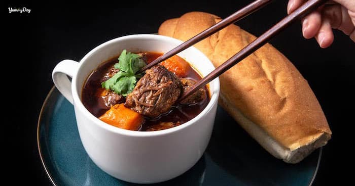 Bò kho bánh mì cho buổi sáng đầy dinh dưỡng và ngon miệng