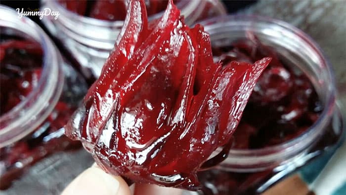 Món mứt hoa hồng thơm nồng ngọt dịu ai cũng xuyến xao