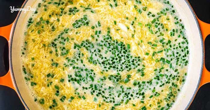 Công thức canh hẹ nấu trứng nắm trong lòng bàn tay