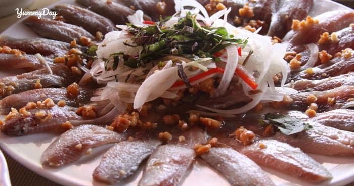 Gỏi cá trích thử là thích mê, vị lạ ghê mà không có chỗ chê.