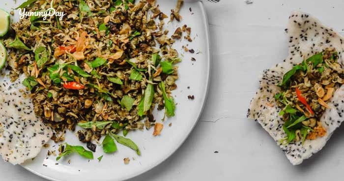 Hến xào xúc bánh đa đặc sản miền Trung gây thương nhớ