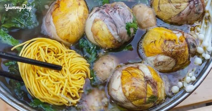 Lẩu trứng vịt lộn thơm ngon bổ dưỡng ngày trời se lạnh