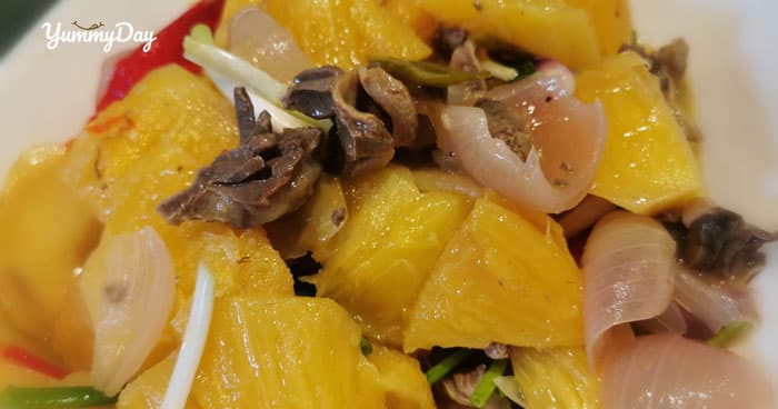 Trổ tài nấu nướng với lòng gà xào dứa giúp bữa cơm thêm ngon