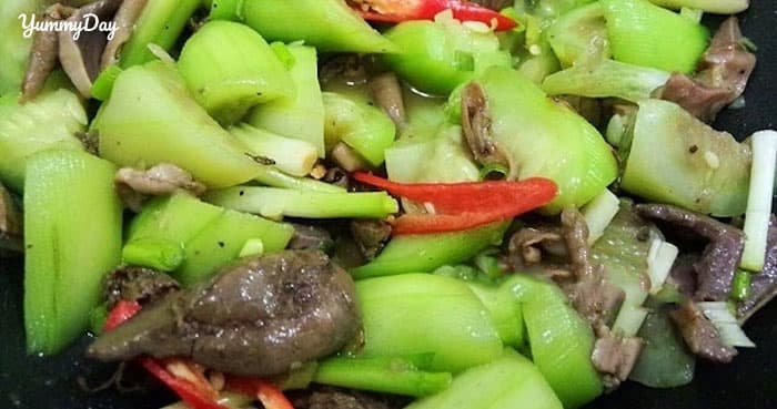 Lòng vịt xào mướp vừa lạ miệng vừa giòn mát cho bữa cơm trưa nắng