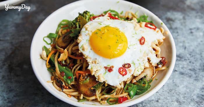Ngon miệng cùng mì xào trứng cho buổi sáng bận rộn