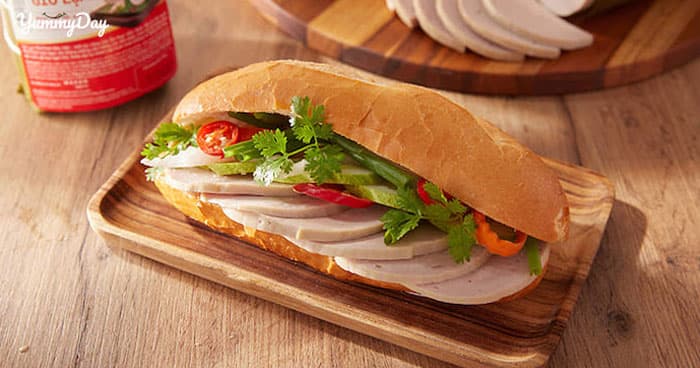 2 cách làm bánh mì chả lụa và chả cá cực nhanh cực đơn giản