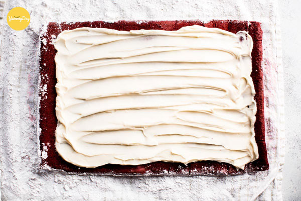Quết lớp whipping cream lên bề mặt bánh