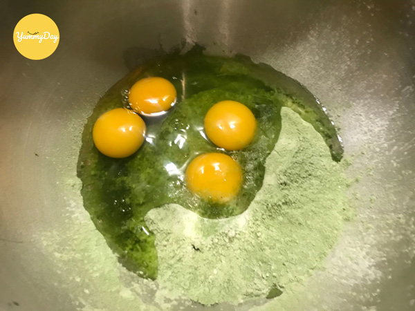 Cho trứng vào hỗn hợp bột