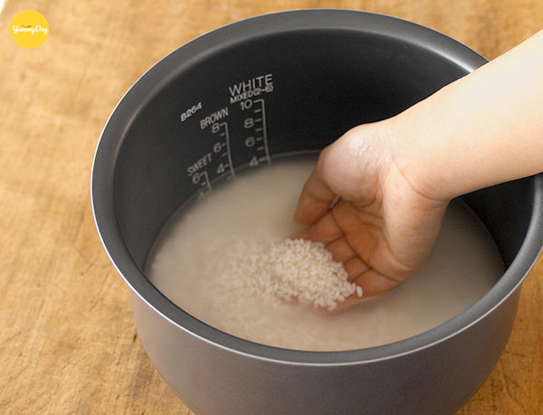 Ngâm gạo trước khi làm bánh hỏi