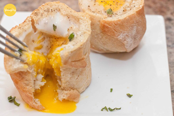 Bánh mì nhồi trứng ốp la ngon và tiện lợi