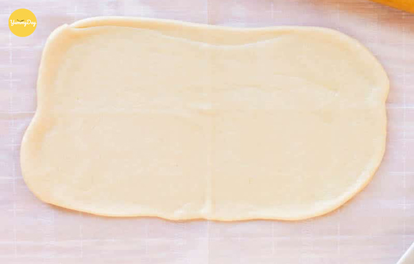 Cán dẹt bột ra để tạo hình bánh mì sữa