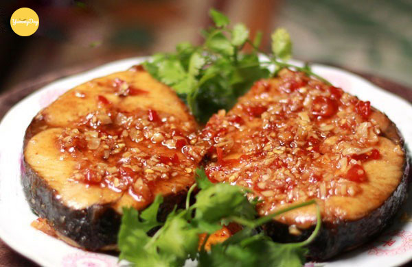 Cá ngừ chiên mắm tỏi độc đáo trong bữa cơm Việt