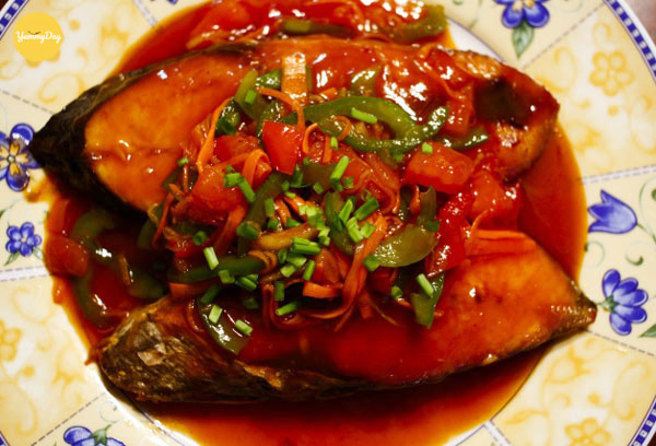 Cá ngừ sốt cà chua ăn kèm cơm nóng cực ngon
