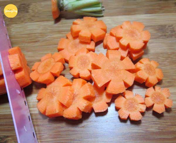 Cà rốt cắt thành từng miếng vừa ăn