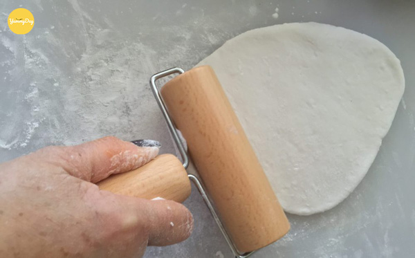 Vỏ bánh được làm vô cùng đơn giản
