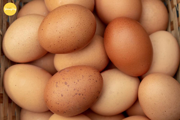 Trứng gà là nguyên liệu không thể thiếu khi làm bánh flan