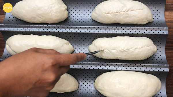 Khứa một đường nhỏ lên bánh mì để bánh nở to hơn khi nướng nhé