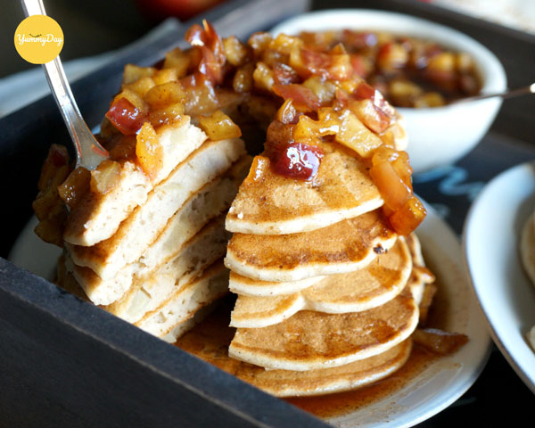 Cách làm bánh pancake truyền thống sốt táo caramel ngon chuẩn vị