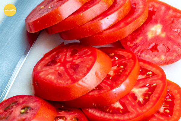 Cà chua cắt thành từng khoanh tròn