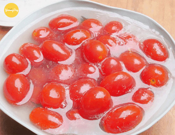 Ngâm cà chua bi với nước vôi