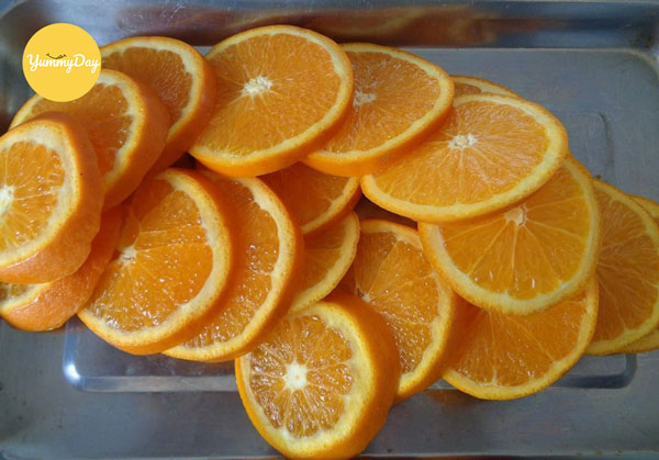 Cắt trái cam thành những khoanh tròn mỏng