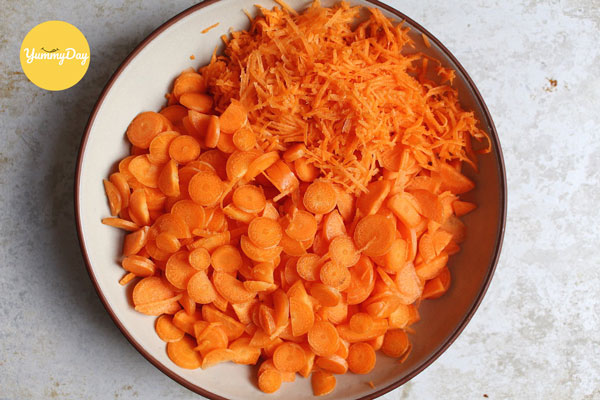Cà rốt sơ chế sạch, thái sợi vừa ăn hoặc tuỳ thích