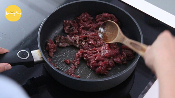 Thịt bò đem xào sơ cho thấm gia vị