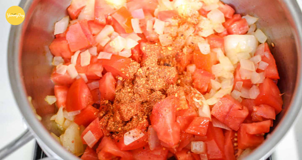 Bắt đầu nấu nước sốt cà chua thịt băm đậm vị