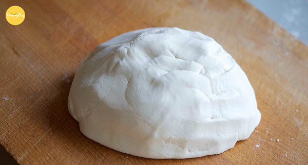 Cho bột nghỉ để chuẩn bị tạo hình bánh.
