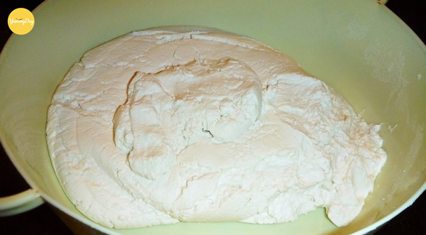 Cho bột nghỉ để chuẩn bị nặn tạo hình bánh