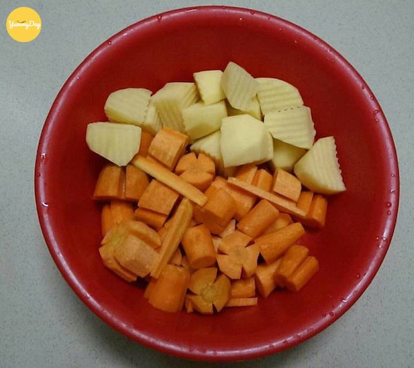 Cắt cà rốt khoai tây thành miếng vừa ăn