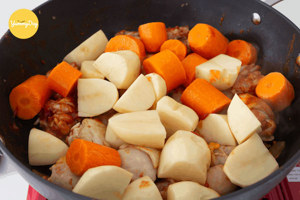 Xào cà rốt và khoai tây với gà