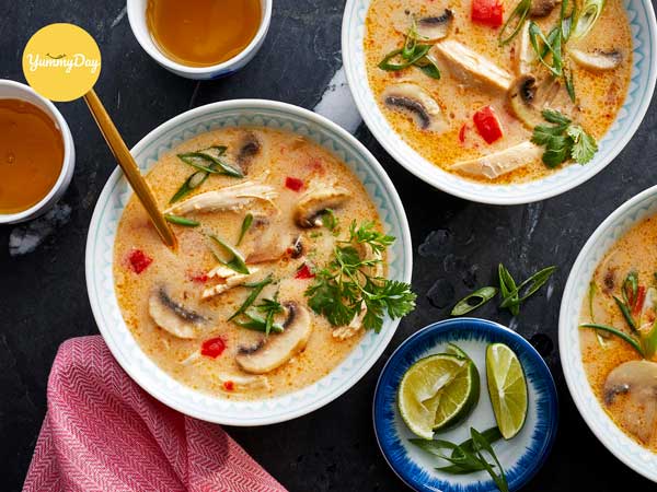 Nguyên liệu cho món súp gà cay Thái