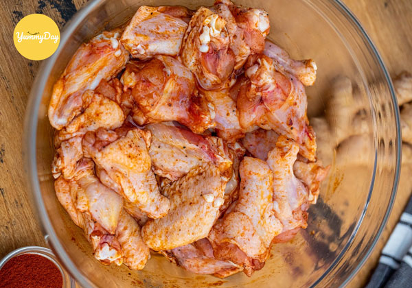 Bạn ướp cánh gà khoảng 30 phút để thịt gà có thể thấm đều gia vị