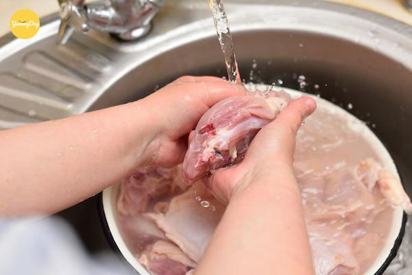Rửa sạch thịt gà