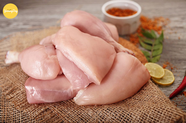 Lựa chọn thịt gà tươi ngon cho món gà hầm hạt sen thêm phần trọn vị