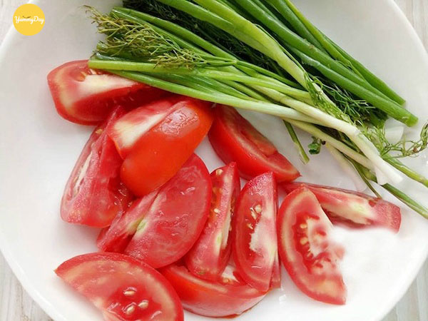 Sơ chế các nguyên liệu khác để chuẩn bị cho món canh ốc nấu chua