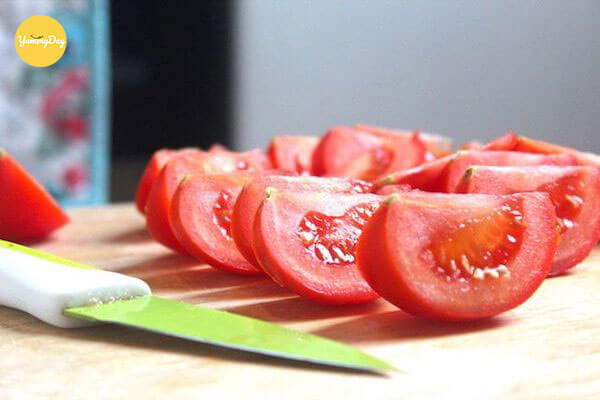 Cà chua đem rửa sạch rồi cắt múi cau