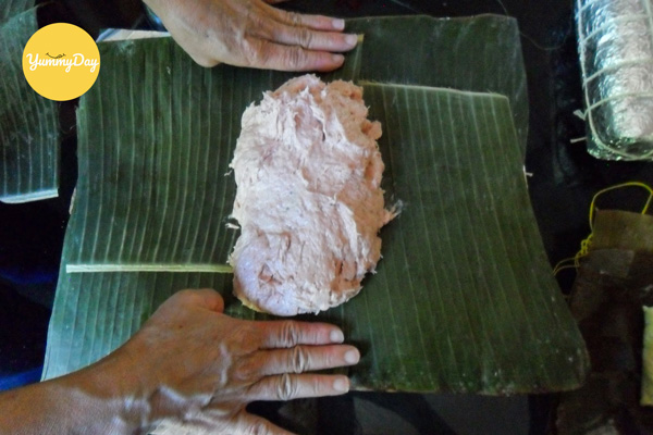 Gói thịt xay vào lá chuối để định hình