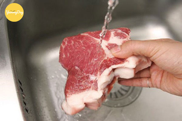 rửa sạch thịt bò