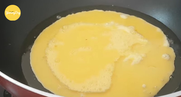 Cho trứng vào chảo dầu vừa nóng tới
