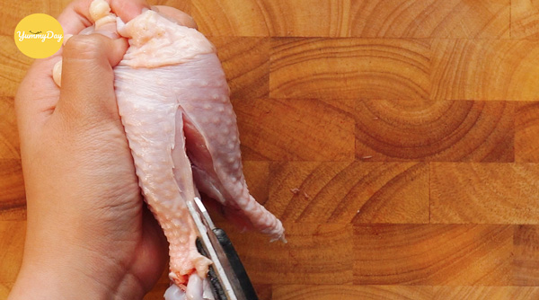 Tiến hành cắt thịt phần dưới của đùi gà