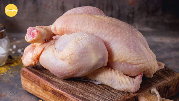 Chuẩn bị 1 con gà thật tươi ngon và chắc thịt