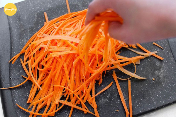 Bào cà rốt thành sợi