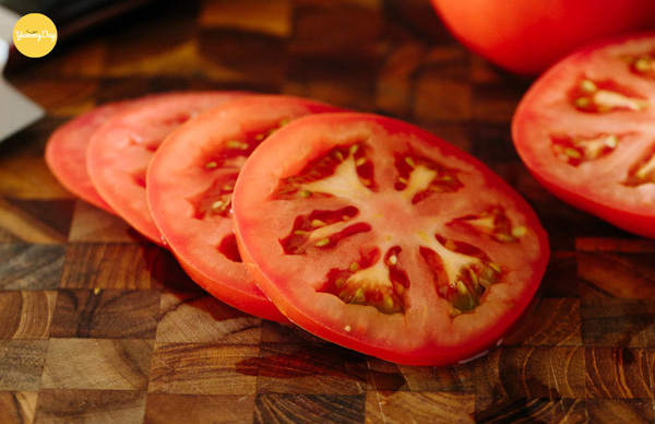 Cà chua đem thái mỏng rồi cắt hạt lựu