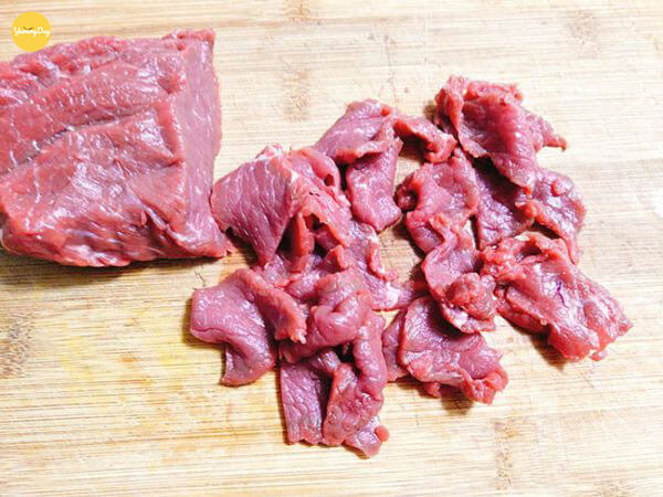 Thịt bò được thái thành lát mỏng