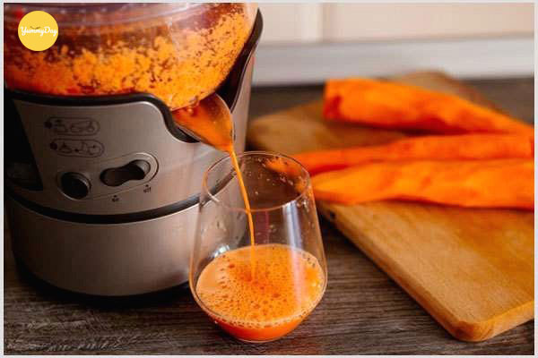Xay lấy nước cà rốt để tạo màu cam