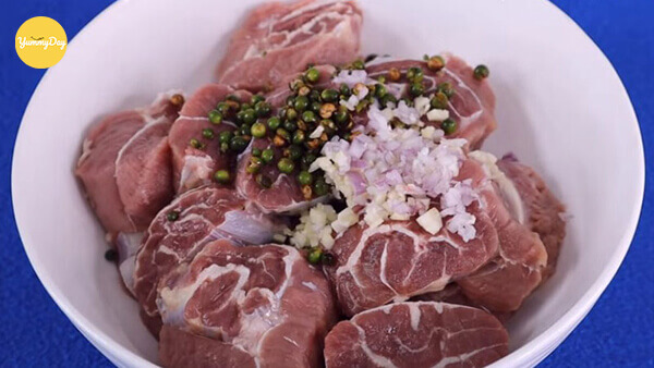 Gia vị ướp cho thịt bò thấm vị ủ trong 25 - 30 phút